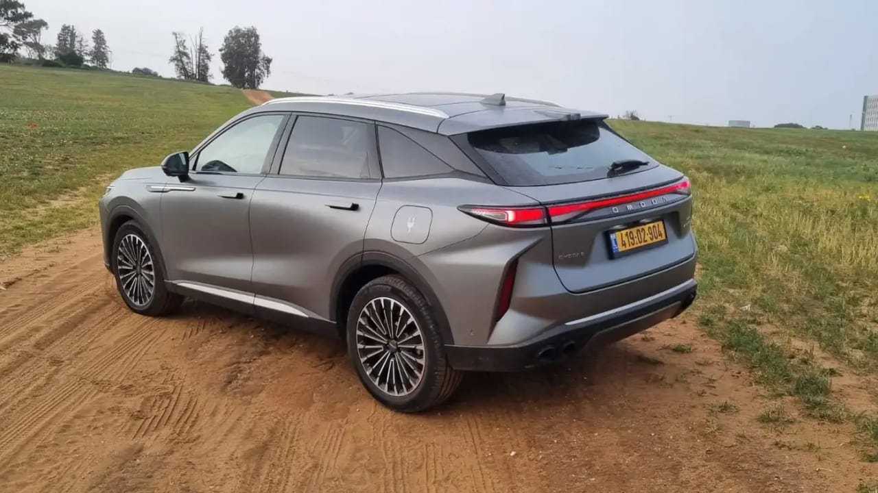 Original coupe-crossover design, with brushed concrete color enhancing it (an extra NIS 3,000).