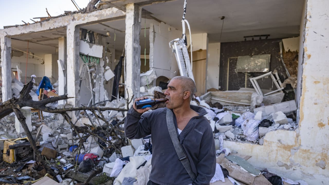 The scene where a missile fired from Iran toward Israel caused damage to residential buildings in the southern Israeli city of Dimona, March 22, 2026.