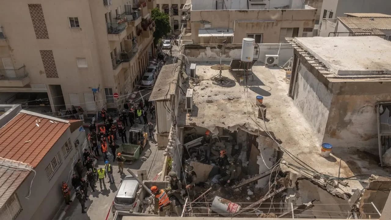 La escena en la que un misil balístico iraní impactó contra un edificio en el centro de Israel, el 22 de marzo de 2026