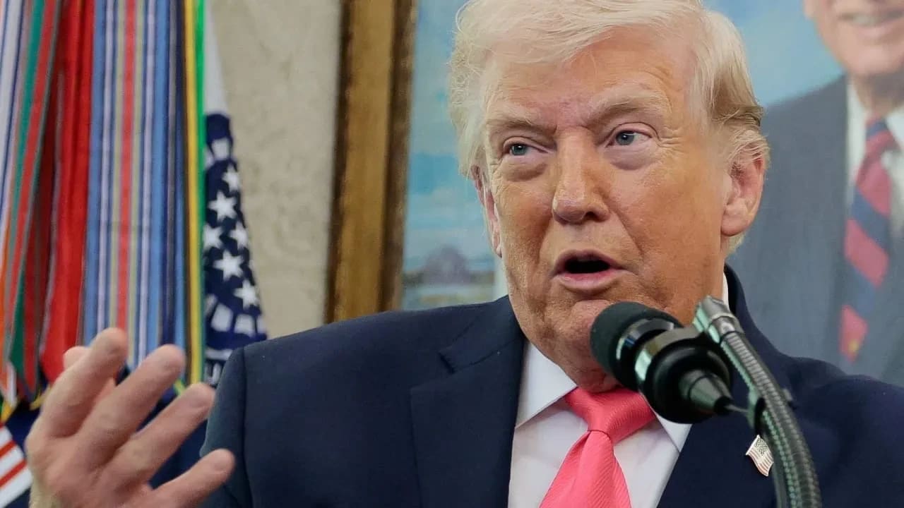 El presidente de Estados Unidos, Donald Trump, pronuncia unas palabras durante la ceremonia de toma de posesión de Markwayne Mullin como secretario del Departamento de Seguridad Nacional (DHS), celebrada en la Casa Blanca, en Washington D. C. (EE. UU.), el 24 de marzo de 2026. 