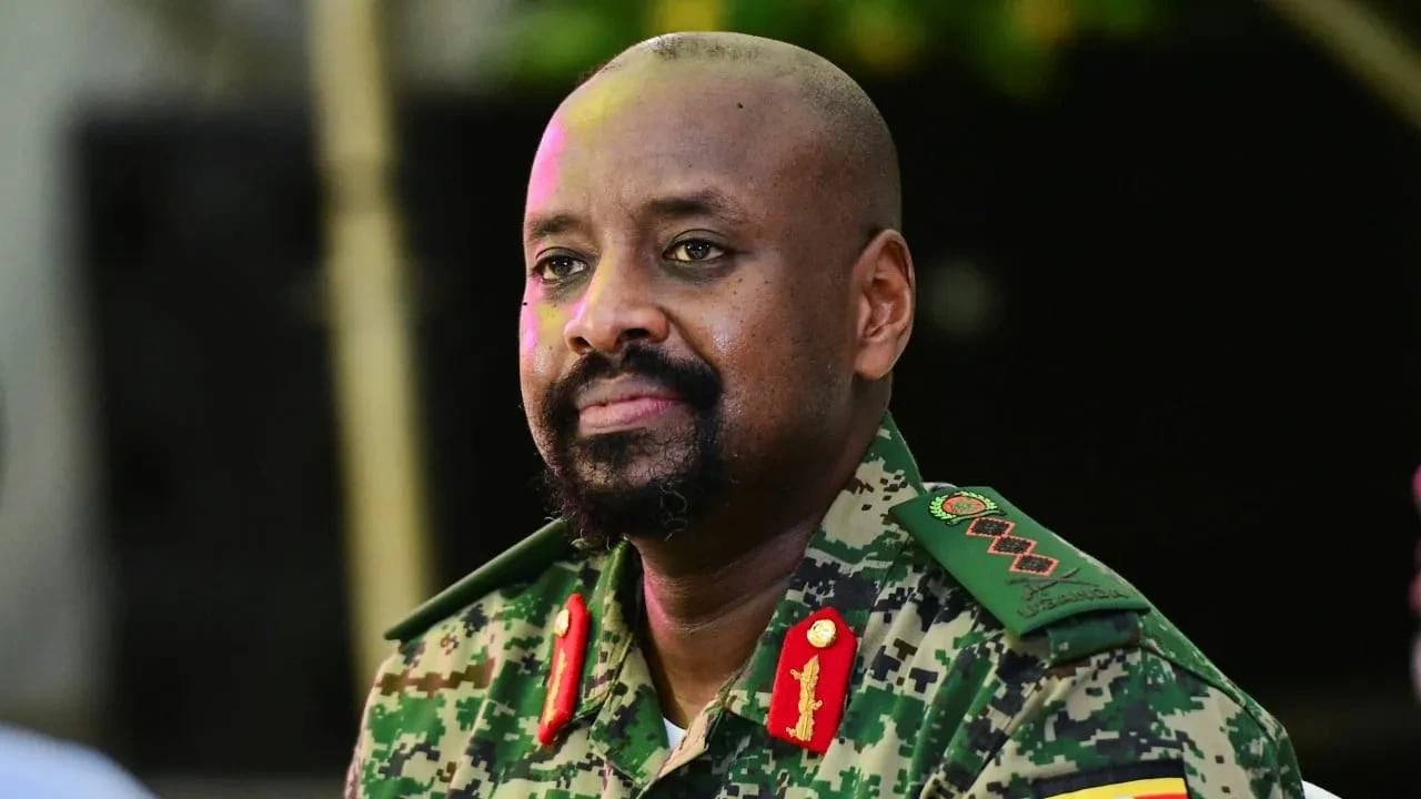 Muhoozi Kainerugaba, de la Fuerza de Defensa Popular de Uganda (UPDF) e hijo del presidente ugandés Yoweri Museveni, que dirige las fuerzas terrestres del ejército ugandés, observa durante la celebración de su cumpleaños en Entebbe, Uganda, el 7 de mayo de 2022. 