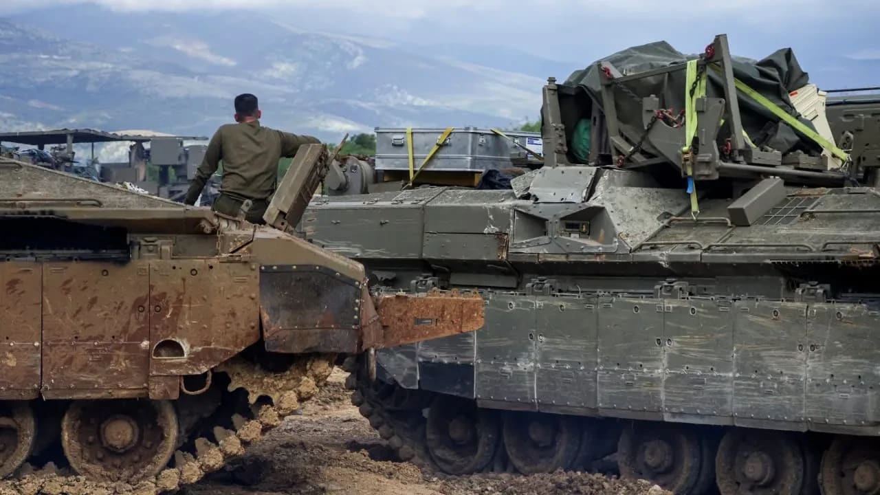 Un soldado israelí sentado en un vehículo militar cerca del lado israelí de la frontera con el Líbano, en medio de la escalada de hostilidades entre Israel y Hezbolá, mientras continúa el conflicto entre Estados Unidos e Israel con Irán, en el norte de Israel, el 24 de marzo de 2026