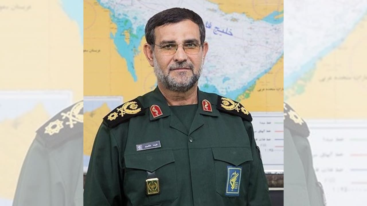 El jefe de la Armada del Cuerpo de la Guardia Revolucionaria Islámica, Alireza Tangsiri, posa frente a un mapa en el que se representa el estrecho de Ormuz, en una imagen tomada en 2020; a título ilustrativo. 