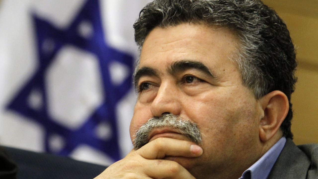 Amir Peretz at an Economic Affairs committee meeting in the Israeli parliament on january 26, 2011.