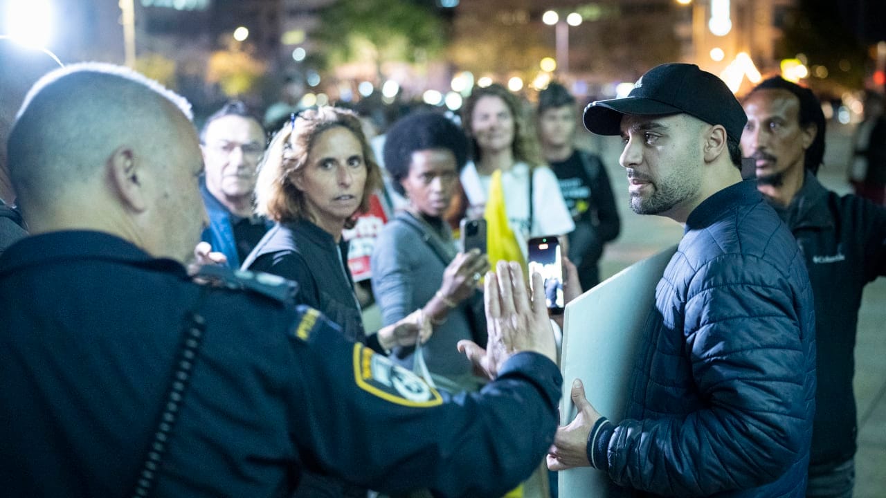 Right-wing activist Mordechai David protests against demonstrators during an anti-government and anti-war protest at Habima Square in Tel Aviv, March 28, 2026. 