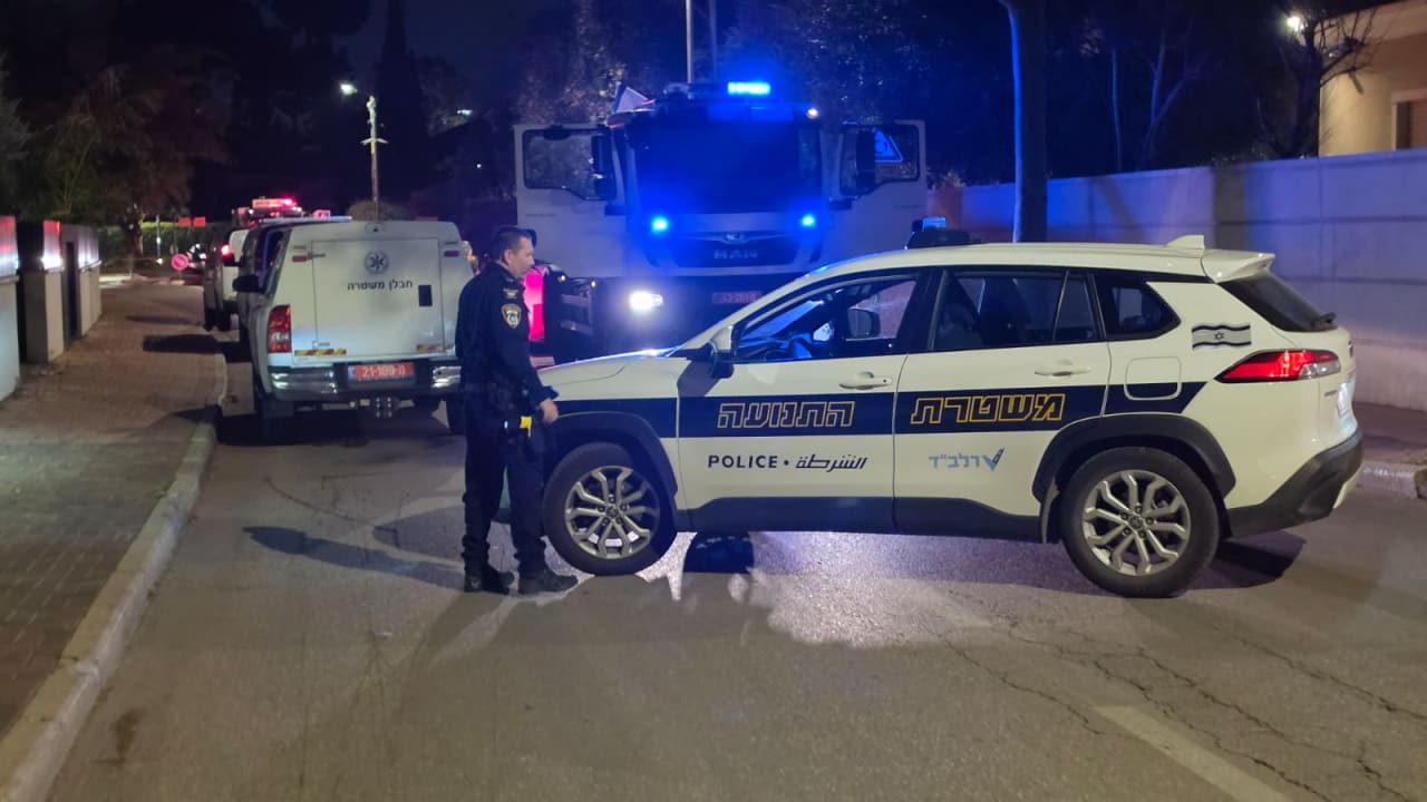 Police snappers working at a house in Savyon were a shrapnel from a cluster munition missile fell.