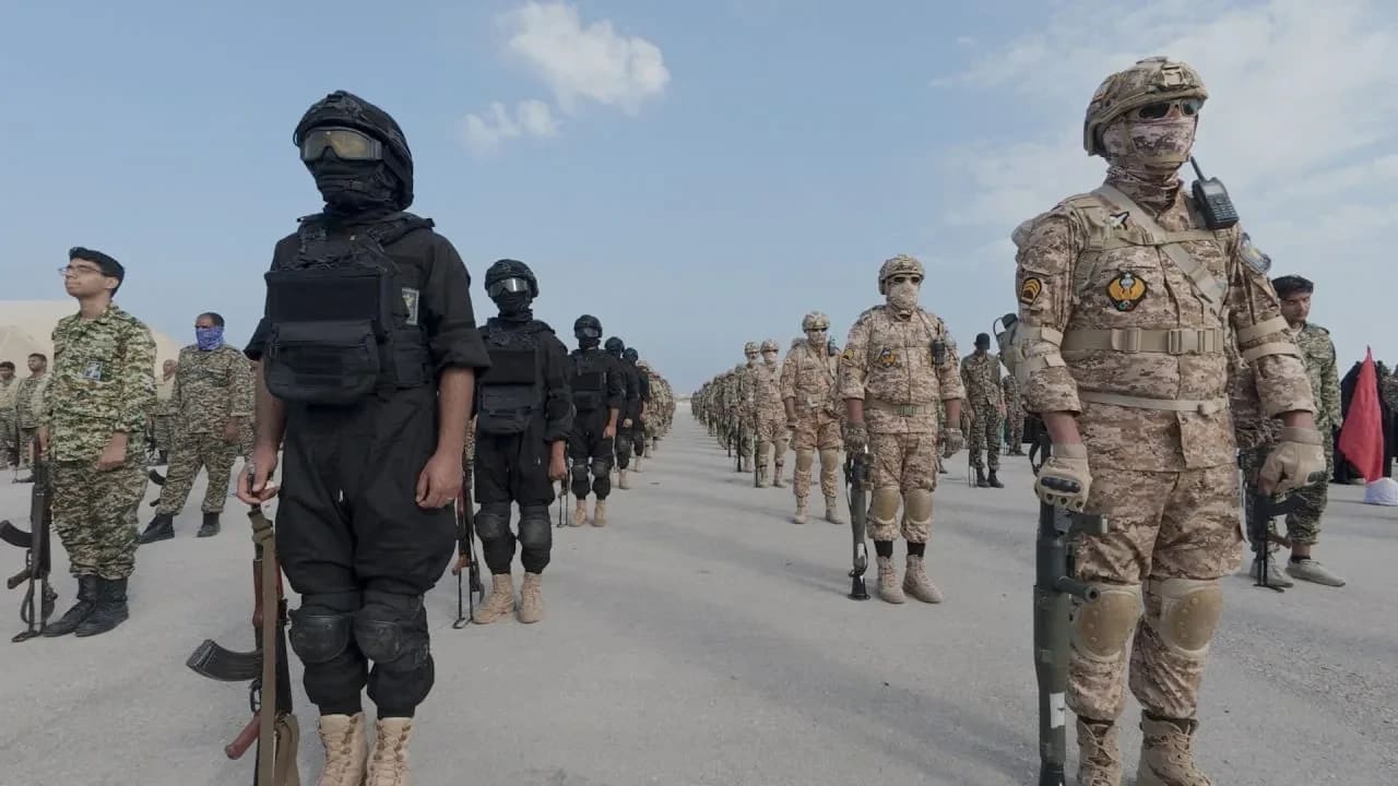 Miembros del Cuerpo de la Guardia Revolucionaria Islámica (IRGC) participan en un ejercicio en el sur de Irán, en esta imagen de archivo obtenida el 16 de febrero de 2026; a título ilustrativo.