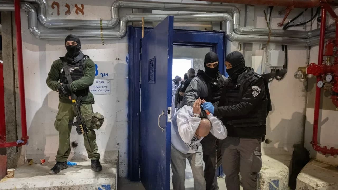 Agentes del Servicio Penitenciario de Israel preparan a los presos palestinos para su puesta en libertad, en el marco de un acuerdo de intercambio de rehenes entre Israel y Hamás, en la prisión de Ktzi’ot, en el sur de Israel, el 26 de febrero de 2025 