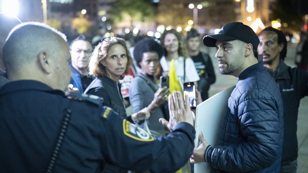 Right-wing activist Mordechai David protests against demonstrators during an anti-government and anti-war protest at Habima Square in Tel Aviv, March 28, 2026. (photo credit: FLASH90)