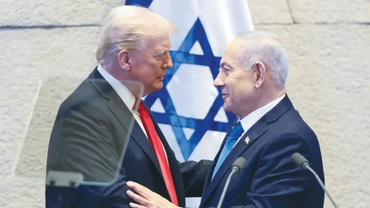 El presidente de Estados Unidos, Donald Trump, señala con el dedo al primer ministro israelí, Benjamin Netanyahu, durante una rueda de prensa celebrada tras su reunión en el club Mar-a-Lago de Trump, en Palm Beach (Florida), el 29 de diciembre de 2025. 