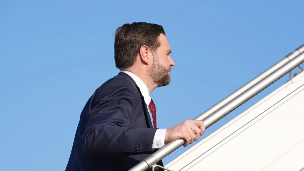 El vicepresidente de EE. UU., JD Vance, sube al Air Force Two tras una reunión con representantes de Pakistán e Irán el 12 de abril de 2026 en Islamabad, Pakistán. 