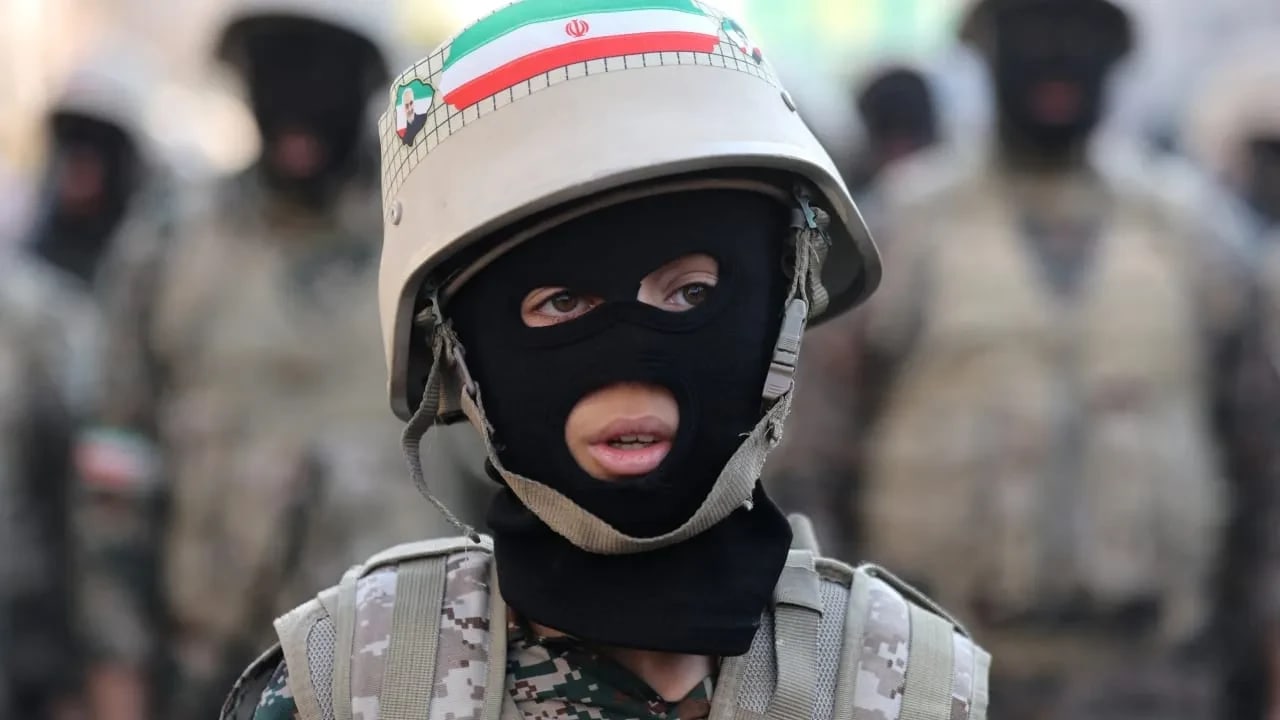 Un miembro de las milicias iraníes (Basij) participa en una marcha contra Israel en Teherán, Irán, el 10 de enero de 2025.
