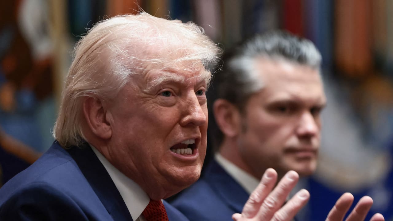 El presidente de Estados Unidos, Donald Trump, habla junto al secretario de Defensa, Pete Hegseth, durante una reunión del Consejo de Ministros en la Casa Blanca, en Washington D. C. (EE. UU.), el 26 de marzo de 2026. 