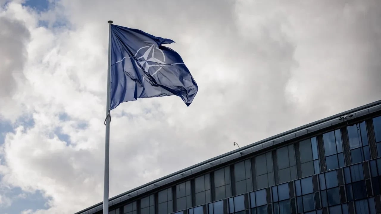 Una bandera de la OTAN ondea en la sede de la OTAN en Bruselas el 12 de septiembre de 2025.