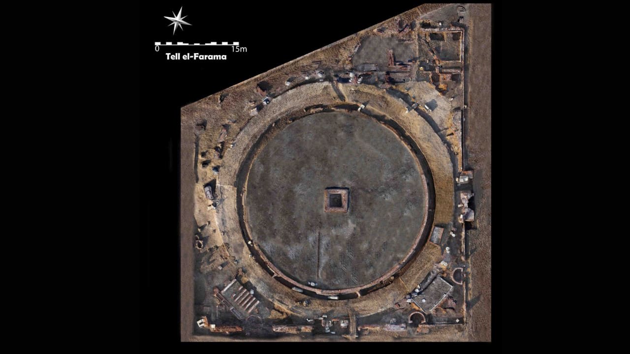 Fotografía aérea del antiguo templo descubierto en Tell el-Farma, en el norte del Sinaí, el 15 de abril de 2026. 
