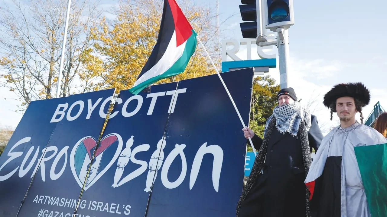 Manifestantes pro-palestinos piden el boicot de Irlanda al Festival de Eurovisión de 2026 si Israel participa, frente a los estudios de la cadena pública irlandesa RTE en Dublín, el mes pasado. 