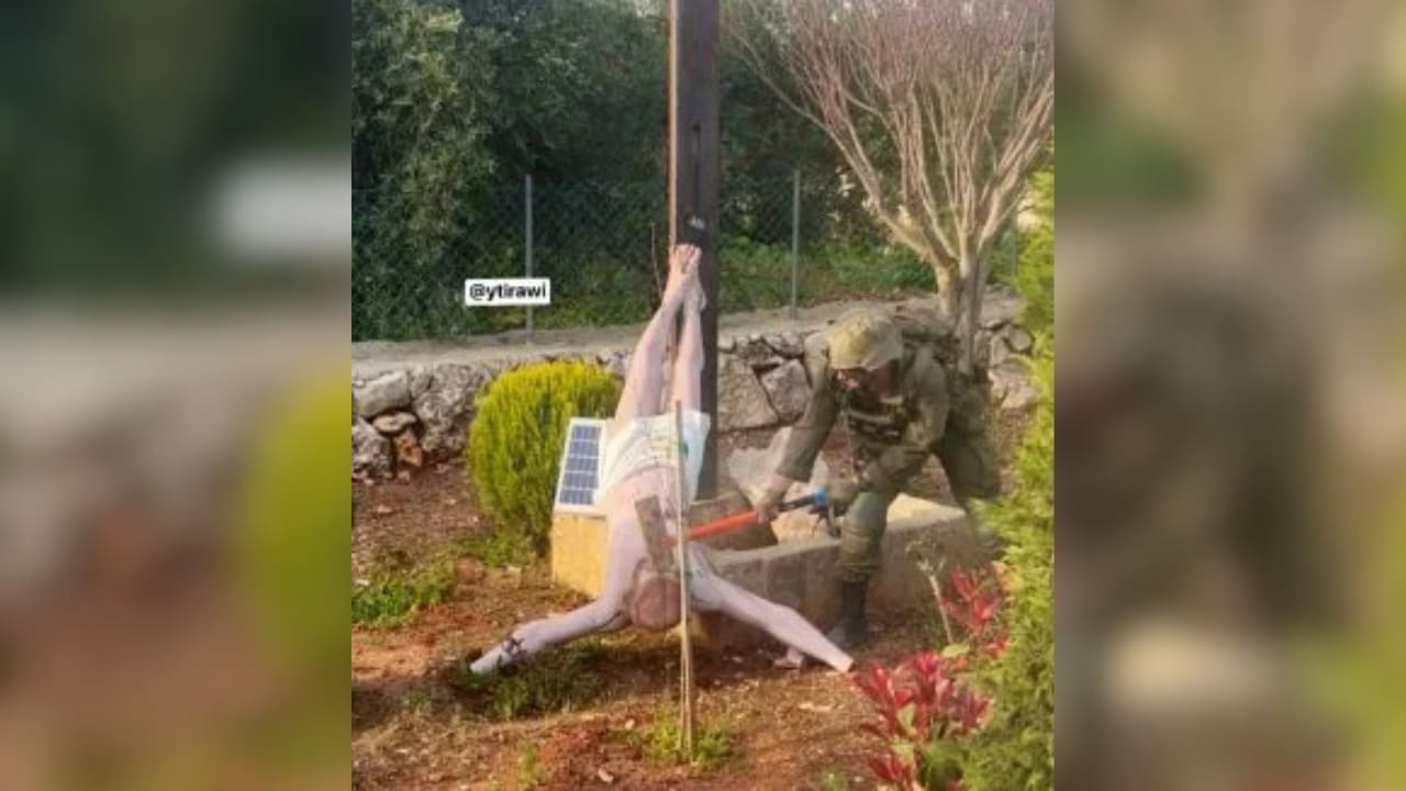 Esta captura de pantalla de X/Twitter muestra un supuesto incidente en el que se ve a un soldado de las Fuerzas de Defensa de Israel destrozando una estatua de Jesús en el sur del Líbano el 19 de abril de 2026.