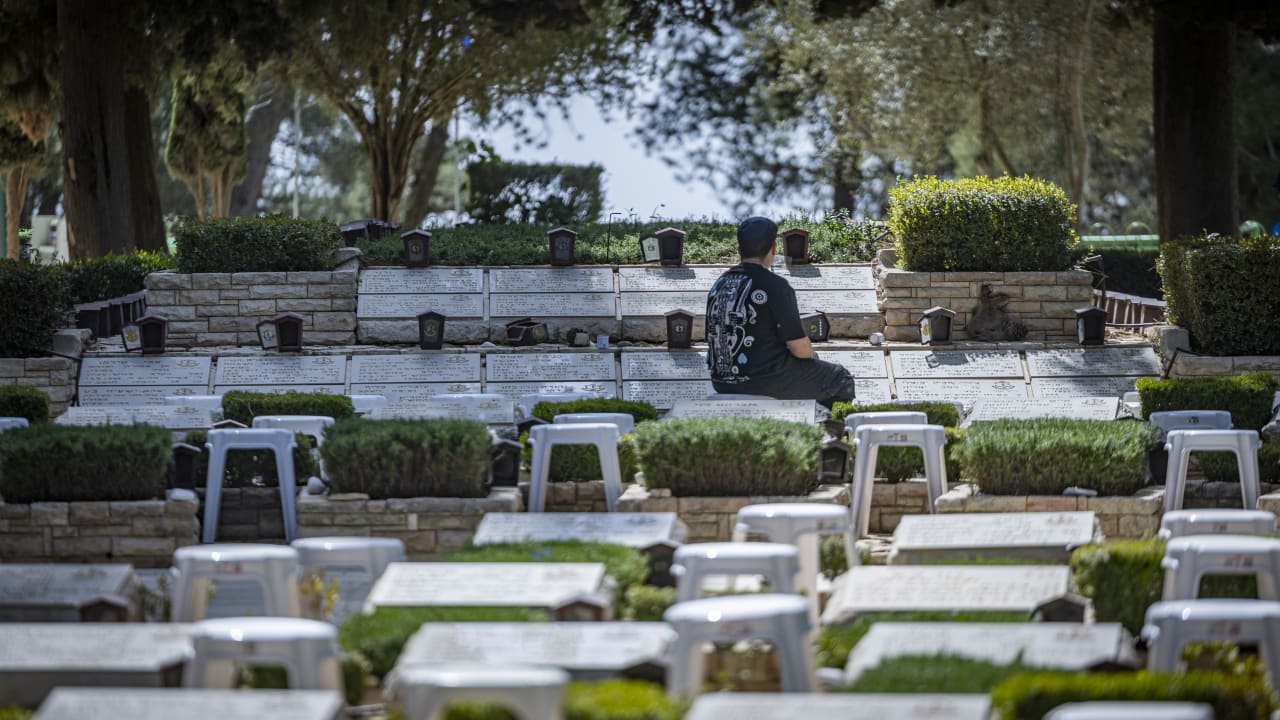 Varias personas visitan las tumbas de los soldados israelíes en el cementerio militar del Monte Herzl, en Jerusalén, el 16 de abril de 2026, unos días antes del Yom HaZikaron (Día del Recuerdo de Israel). 