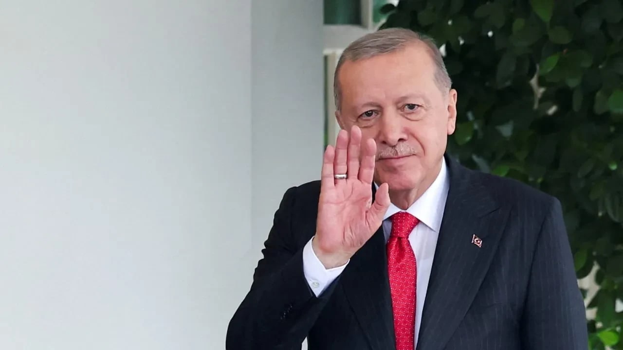 El presidente de Turquía, Recep Tayyip Erdogan, gesticula frente a la Casa Blanca antes de una reunión con el presidente de Estados Unidos, Donald Trump, el 25 de septiembre de 2025. 