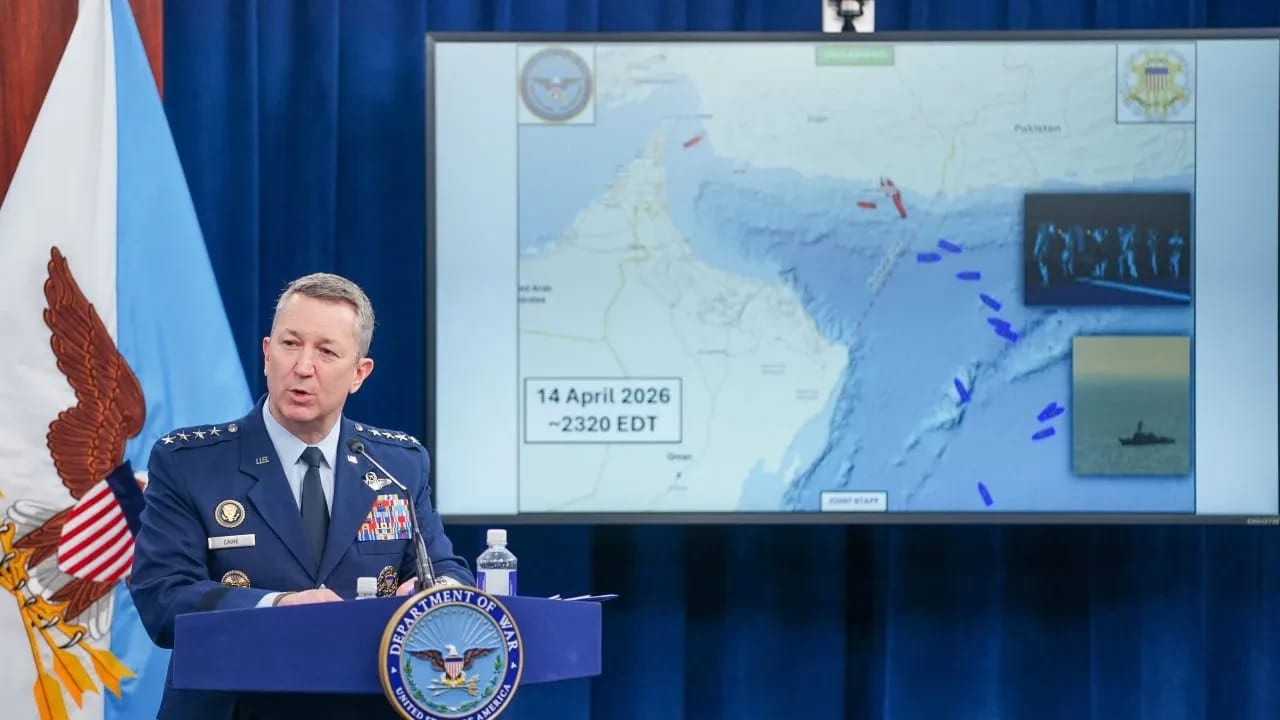 El general Dan Caine, presidente del Estado Mayor Conjunto, habla junto a un mapa en el que se muestra una línea de bloqueo en el estrecho de Ormuz, durante una rueda de prensa sobre la guerra de Irán celebrada en el Pentágono, en Washington D. C. (EE. UU.), el 16 de abril de 2026. 
