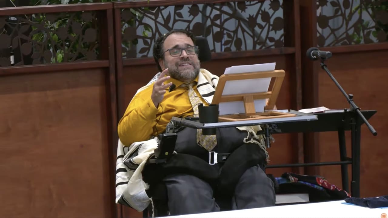 Matan Koch speaks at Ikar, his Los Angeles synagogue, on Disability Shabbat, Oct. 18, 2025.