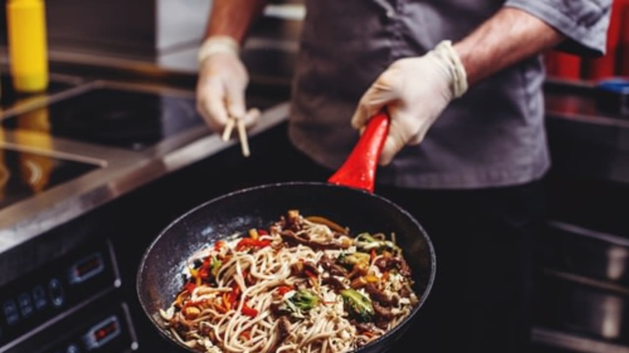 Steaming is a method that does not require oil, does not require a large amount of water, and largely preserves the nutritional values of the food