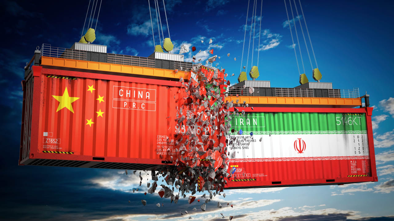 Ilustración de contenedores de carga con las banderas de China e Irán. 