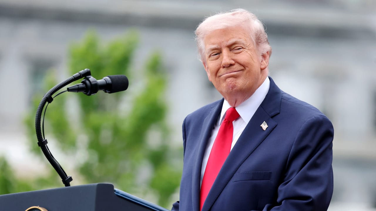 El presidente de Estados Unidos, Donald Trump, pronuncia un discurso durante la ceremonia de bienvenida oficial celebrada en el Jardín Sur, en el segundo día de la visita de Estado del rey Carlos III y la reina Camila a los Estados Unidos de América, el 28 de abril de 2026 en Washington, D. C. 