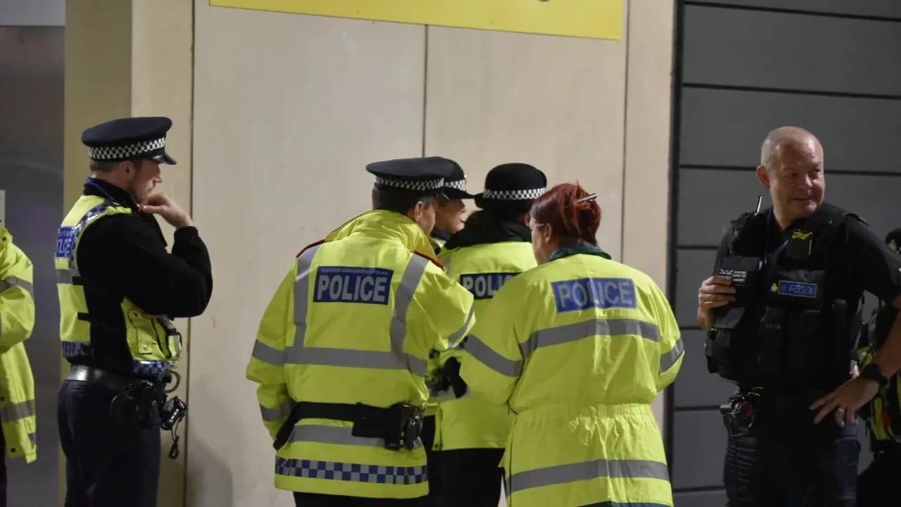 La policía en el lugar de un apuñalamiento ocurrido en una estación de tren de Mánchester, Reino Unido, en diciembre de 2018; imagen ilustrativa. 