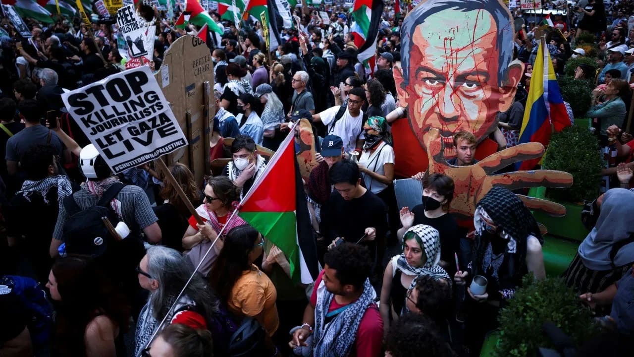 Varias personas participan en una manifestación contra el primer ministro israelí, Benjamin Netanyahu, mientras este pronuncia un discurso en la 80.ª Asamblea General de las Naciones Unidas (AGNU), celebrada en la sede de la ONU, en Nueva York (EE. UU.), el 26 de septiembre de 2025.