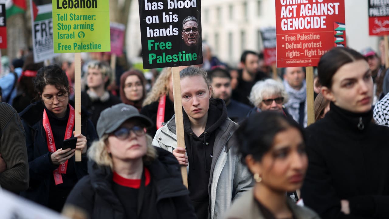 Pro-Palestinian activists attend a protest against Israel's new death penalty law for Palestinians convicted of deadly terror attacks, in London, Britain, March 31, 2026.