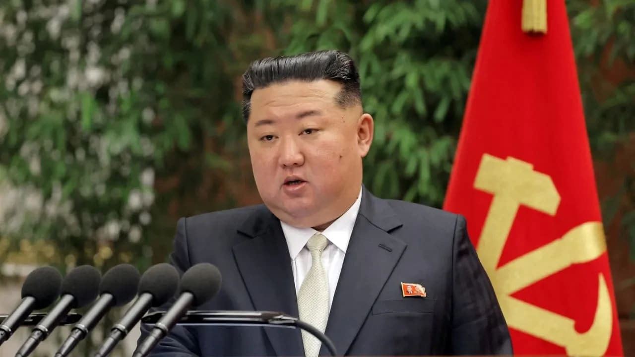 El líder norcoreano Kim Jong Un interviene durante la sesión ampliada de la primera reunión plenaria del IX Comité Central del Partido de los Trabajadores de Corea (PTC), en Pyongyang, Corea del Norte. 