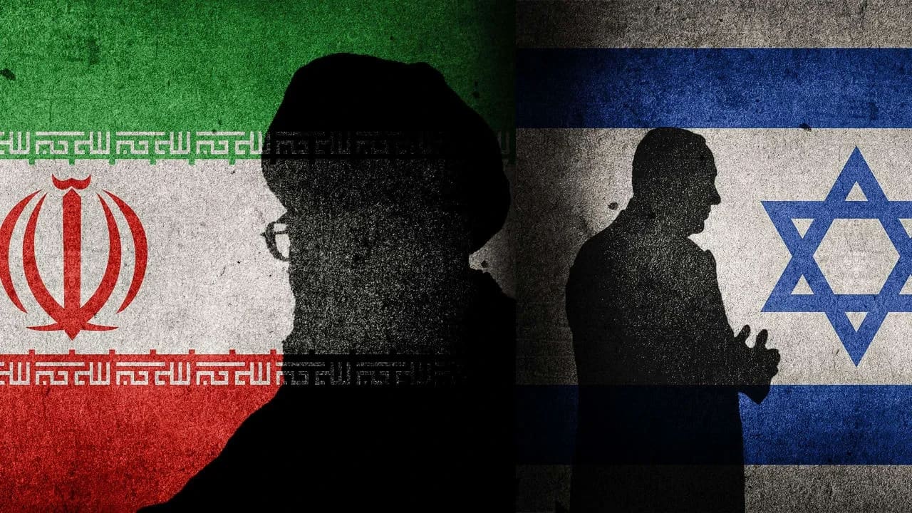 Una imagen ilustrativa de las siluetas del líder supremo iraní, Alí Jamenei, y del primer ministro israelí, Benjamín Netanyahu, con las banderas de sus respectivos países como fondo.