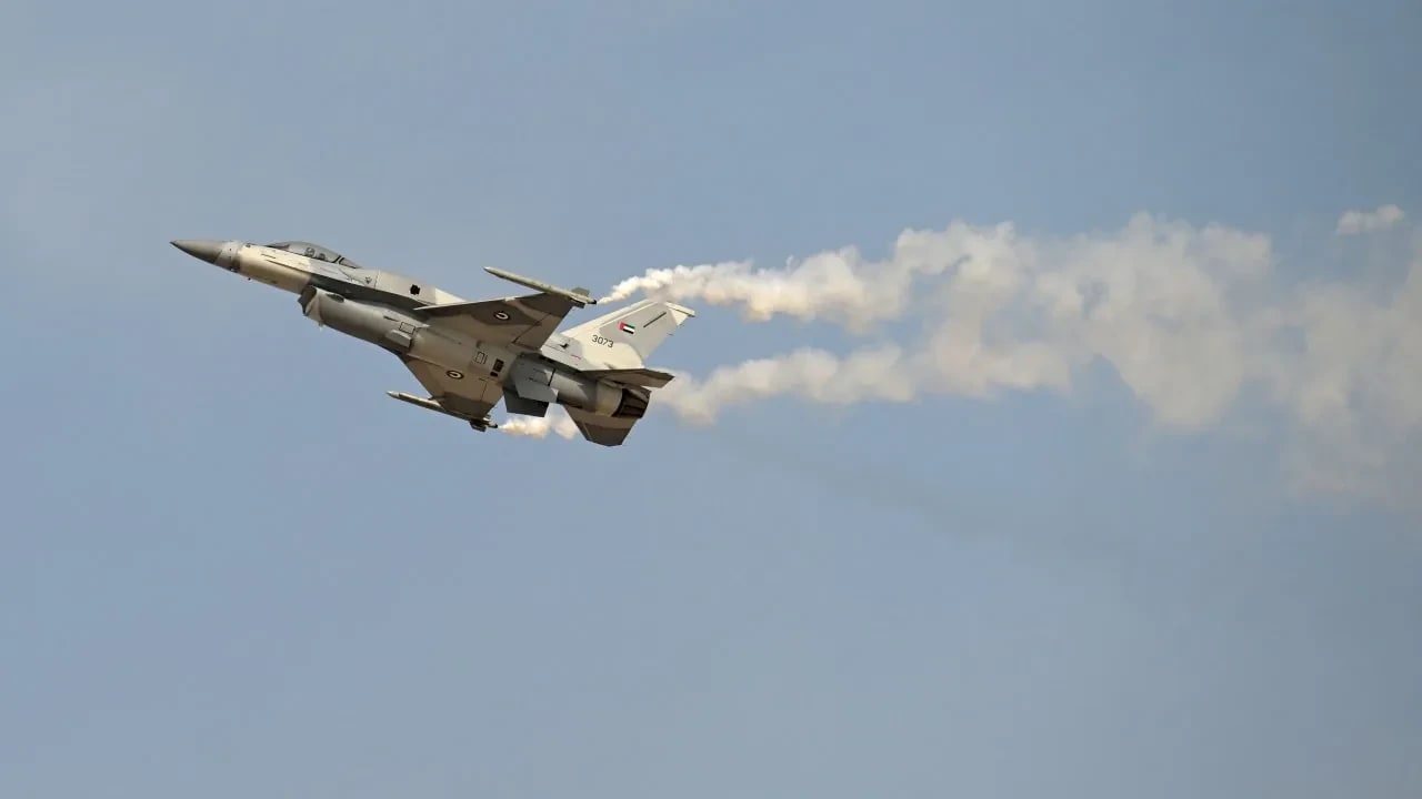 Un F-16 de la Fuerza Aérea de los Emiratos Árabes Unidos realiza una exhibición aérea en el Aeropuerto Internacional Al-Maktoum durante el Salón Aeronáutico de Dubái 2025, celebrado en Dubái el 17 de noviembre de 2025 