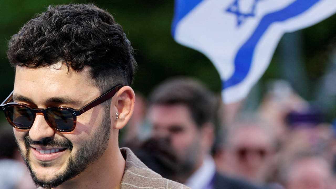 Noam Bettan, representante de Israel, asiste al acto de la «Alfombra Turquesa» del Festival de Eurovisión 2026 en Viena, Austria, el 10 de mayo de 2026. 