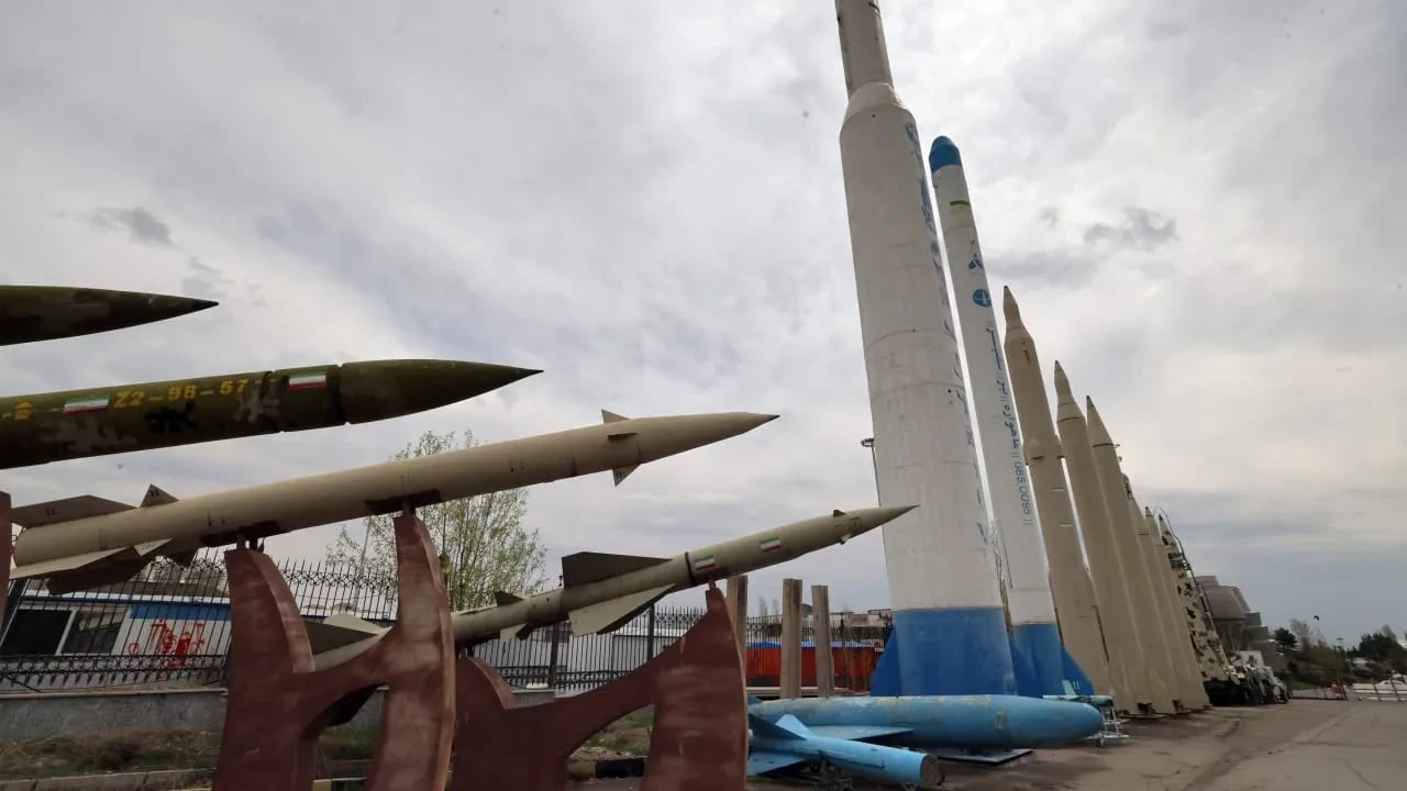 El 31 de marzo de 2026 se exponen maquetas de misiles iraníes de fabricación nacional en una exposición celebrada frente al Museo de la Defensa de Teherán