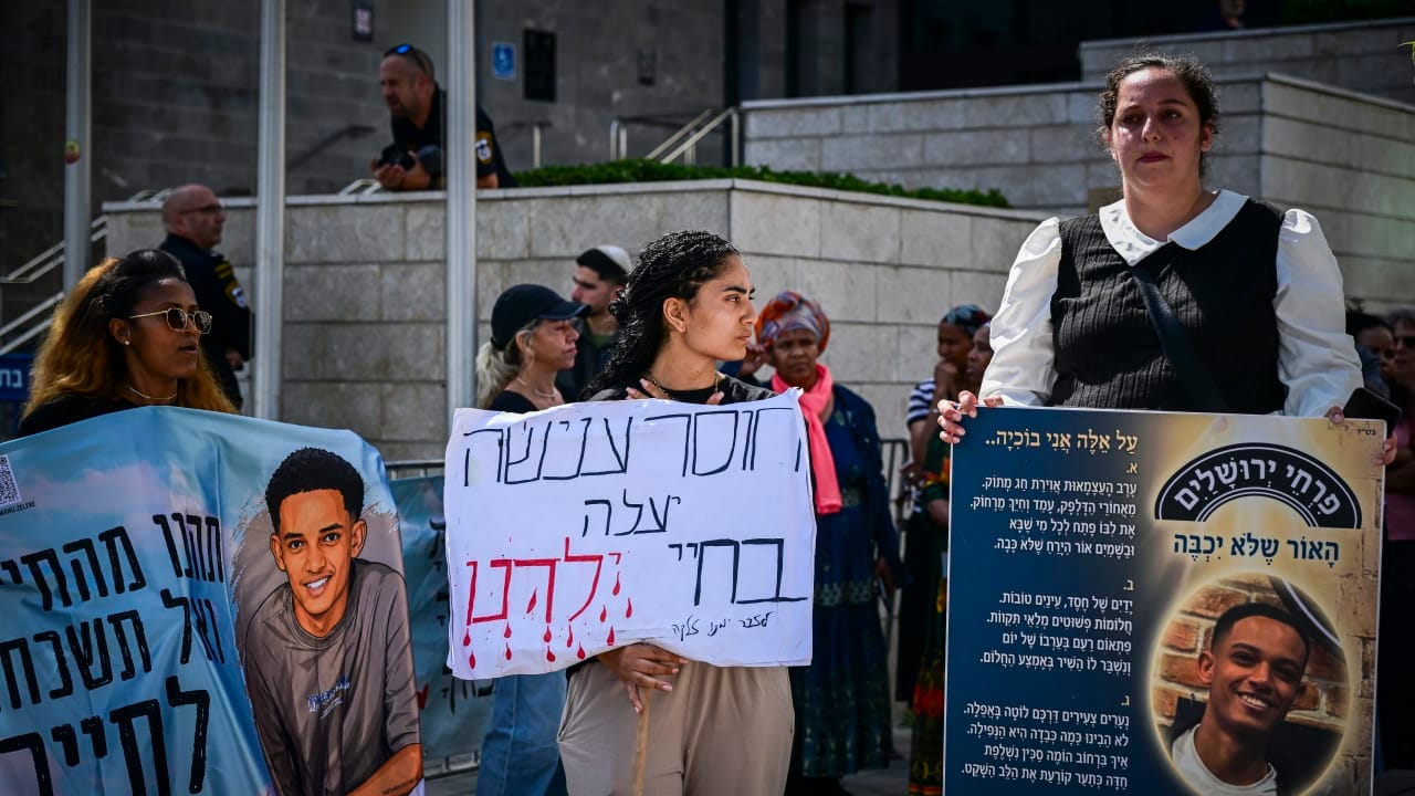 PEOPLE GATHER outside a court in Lod, calling for justice following the killing of Yemanu Binyamin Zalka, on May 10, 2026. (photo credit: AVSHALOM SASSONI/FLASH90)