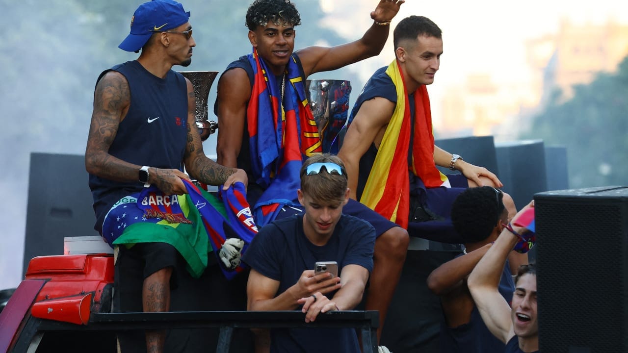  FC Barcelona's Raphinha and FC Barcelona's Lamine Yamal during the bus parade as they celebrate winning LaLiga