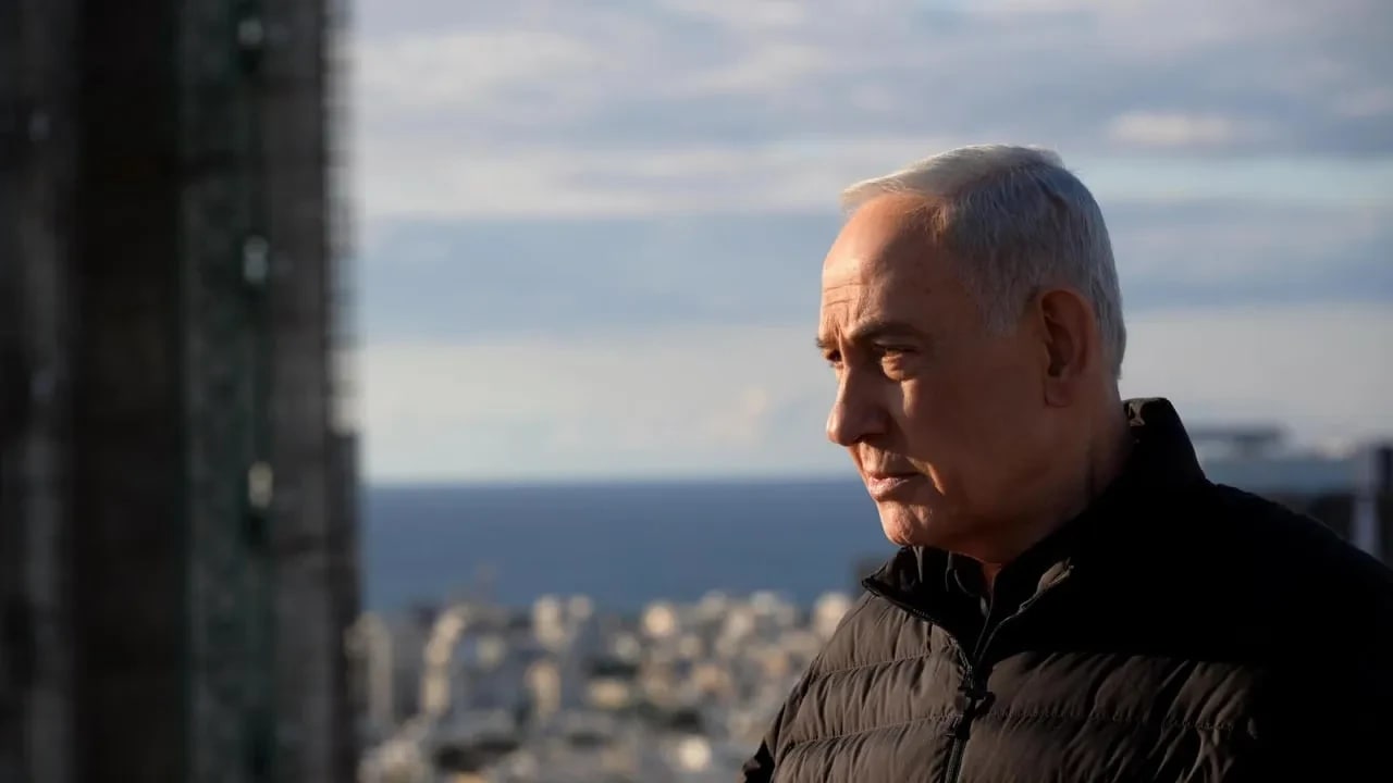 El primer ministro Benjamin Netanyahu desde la azotea de la base Kirya en Tel Aviv.