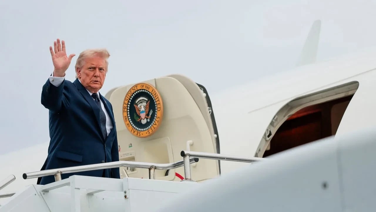El presidente de Estados Unidos, Donald Trump, sube al Air Force One con destino a la Base Conjunta Andrews, en Maryland, al partir del aeropuerto de Morristown, en Morristown (Nueva Jersey), el 22 de mayo de 2026. 