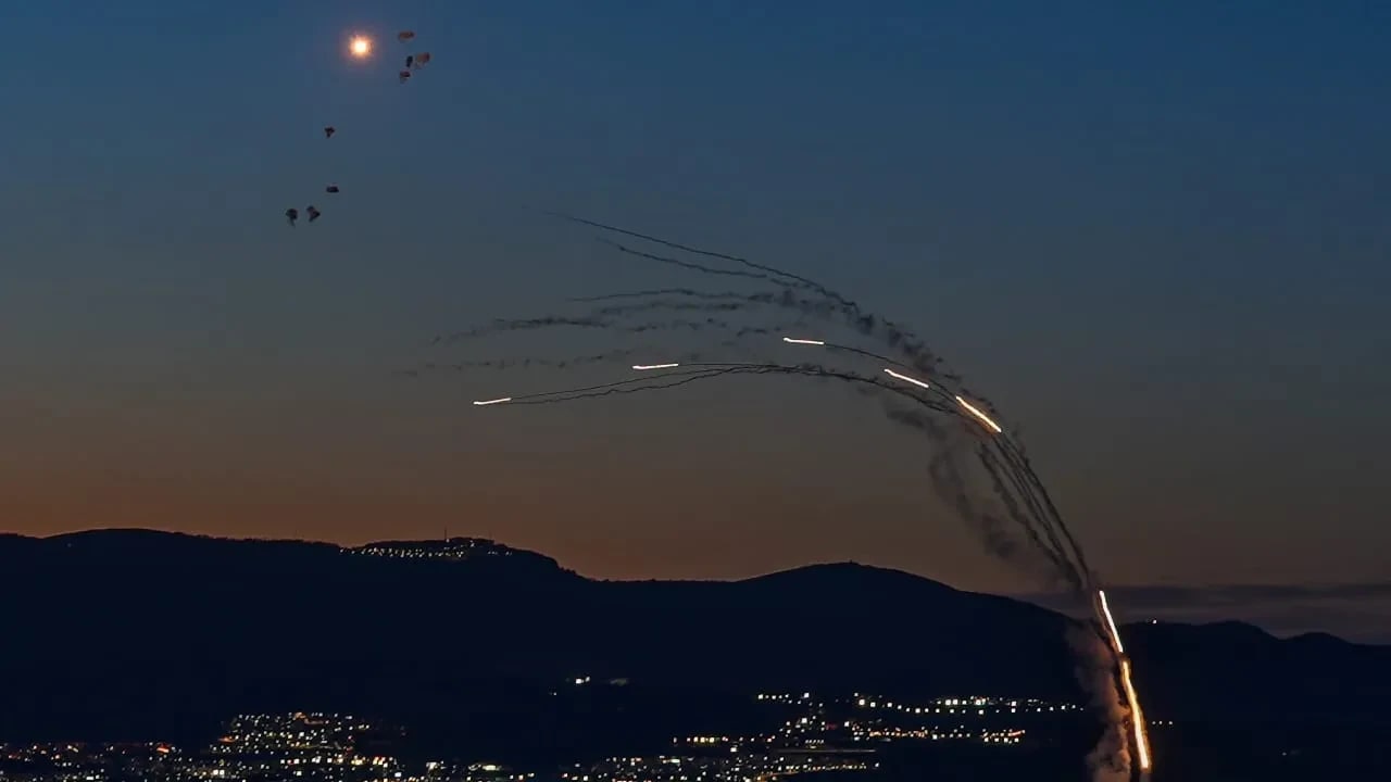 El humo se eleva tras una explosión en Teherán en medio de la guerra con Irán, el 7 de marzo de 2026. Fotografía tomada con un teléfono móvil