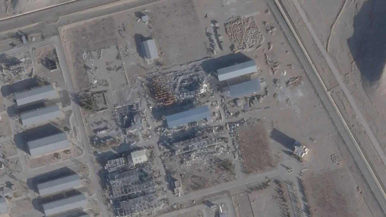 Una imagen de satélite tomada el 1 de febrero de 2026 muestra un nuevo tejado sobre un edificio que había sido destruido anteriormente en la central nuclear de Isfahán, en Irán. 