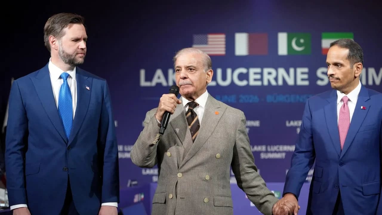 El primer ministro de Pakistán, Shehbaz Sharif, habla junto al vicepresidente de EE. UU., JD Vance, y al primer ministro y ministro de Asuntos Exteriores de Catar, el jeque Mohammed bin Abdulrahman bin Jassim Al-Thani, durante una reunión cuatripartita entre EE. UU., Irán, Pakistán y Catar