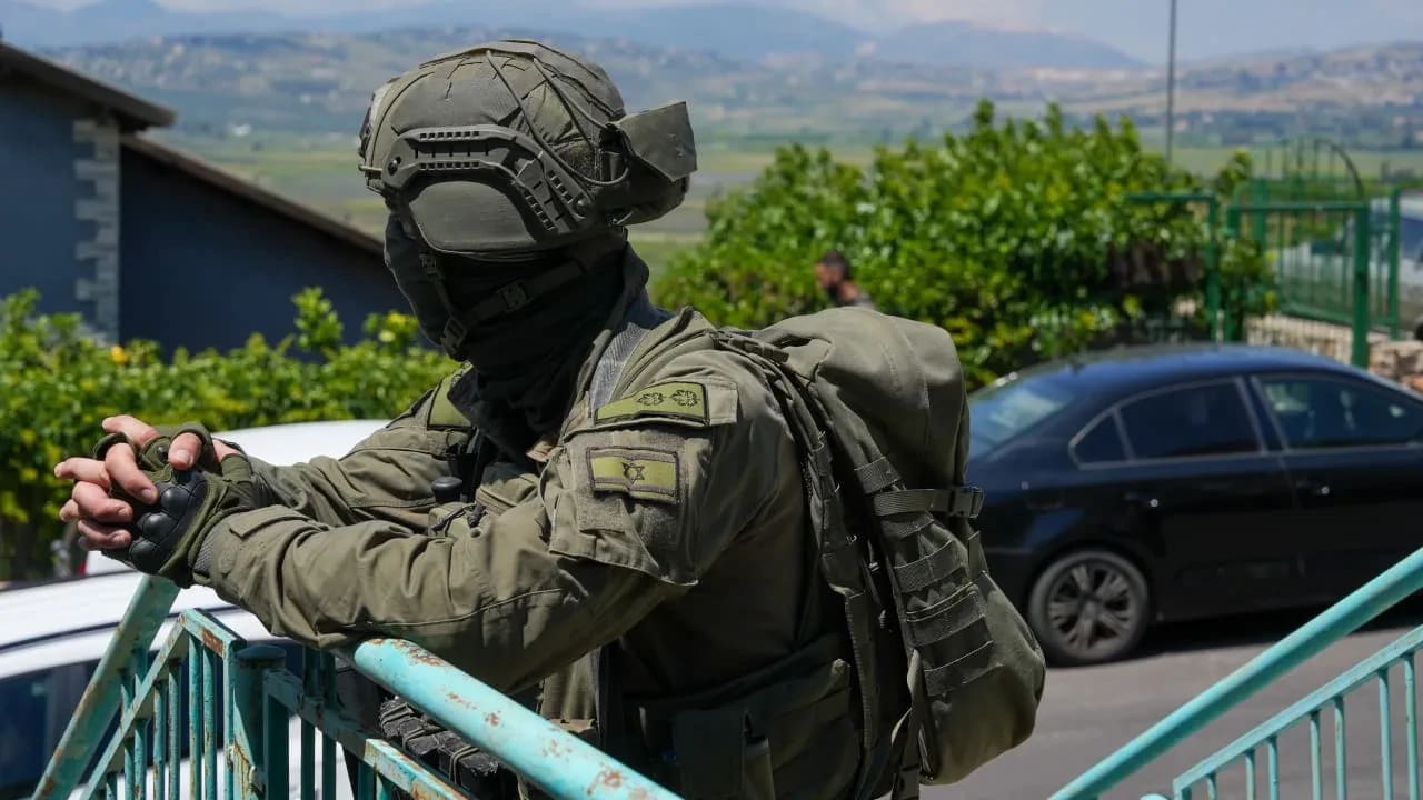Fuerzas de seguridad israelíes en el lugar donde un dron explosivo lanzado por Hezbolá desde el Líbano impactó contra una vivienda en Metula, cerca de la frontera entre Israel y el Líbano, el 25 de mayo de 2026.