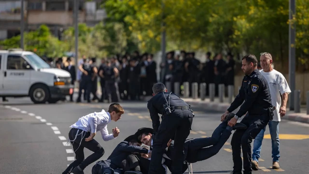 Manifestantes judíos ultraortodoxos protestan contra la detención de varios hombres judíos ultraortodoxos que participaron en una protesta frente a la residencia del juez del Tribunal Supremo Noam Sohlberg y que posteriormente fueron entregados a la policía militar, frente al centro de detención
