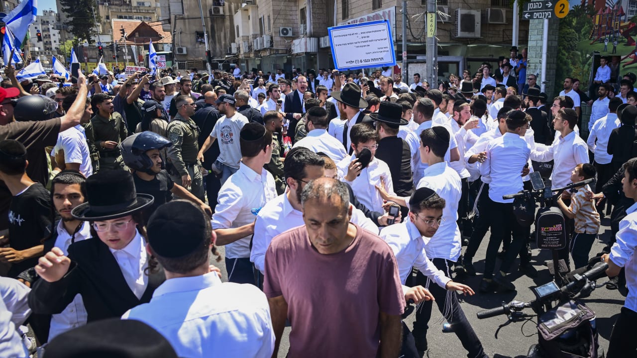 حاخام حريديم يلعن رئيس أركان الجيش الإسرائيلي خلال مظاهرة مناهضة للتجنيد