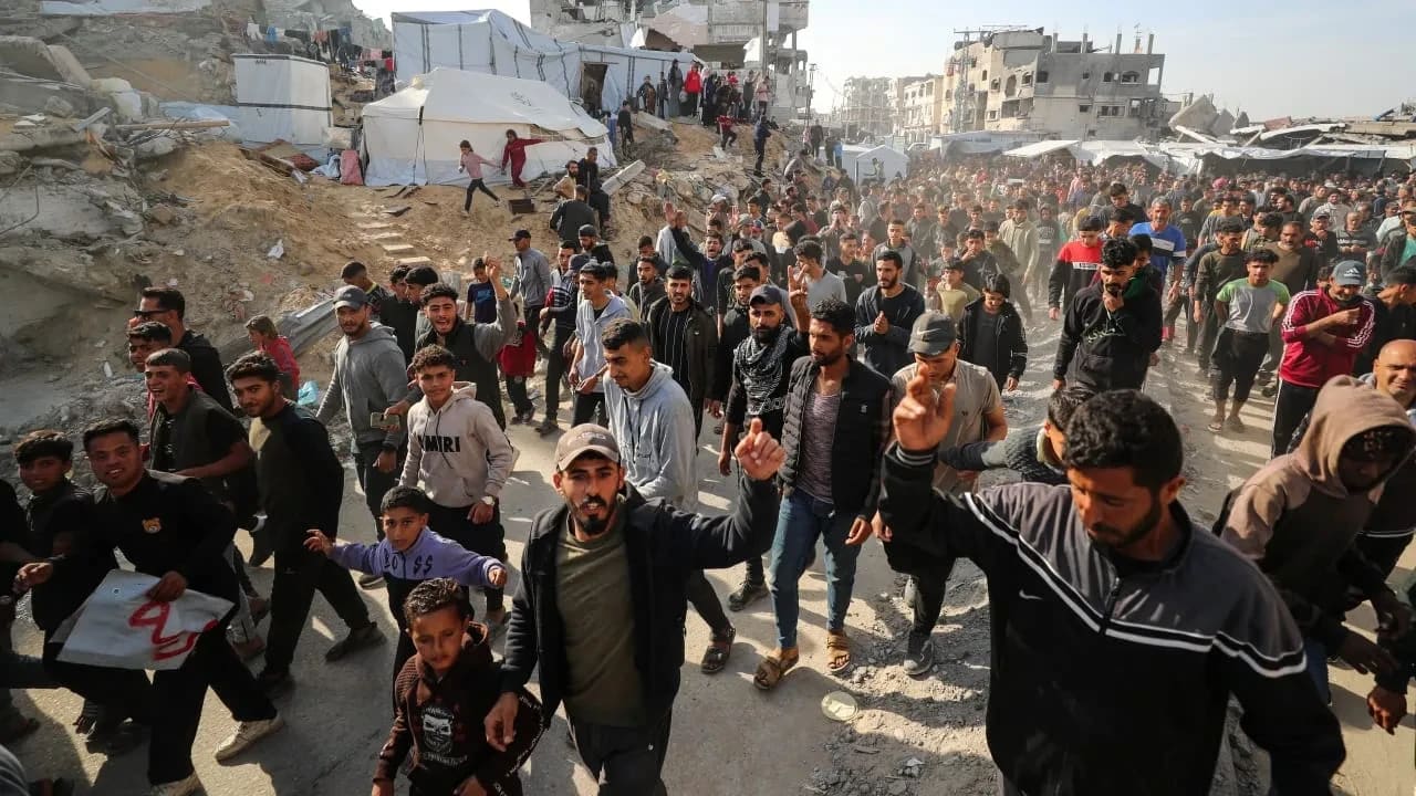 [IMAGEN ILUSTRATIVA] Palestinos se manifiestan para exigir el fin de la guerra, coreando consignas contra Hamás, en Beit Lahiya, al norte de la Franja de Gaza, el 26 de marzo de 2025. 