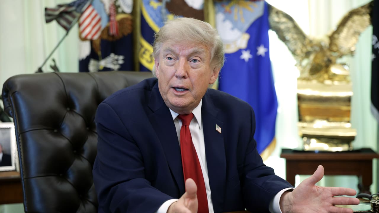El presidente de Estados Unidos, Donald Trump, habla con los periodistas tras firmar un decreto ejecutivo relativo a las reparaciones de automóviles junto al administrador de la Agencia de Protección Medioambiental, Lee Zeldin, en el Despacho Oval de la Casa Blanca, el 29 de junio de 2026