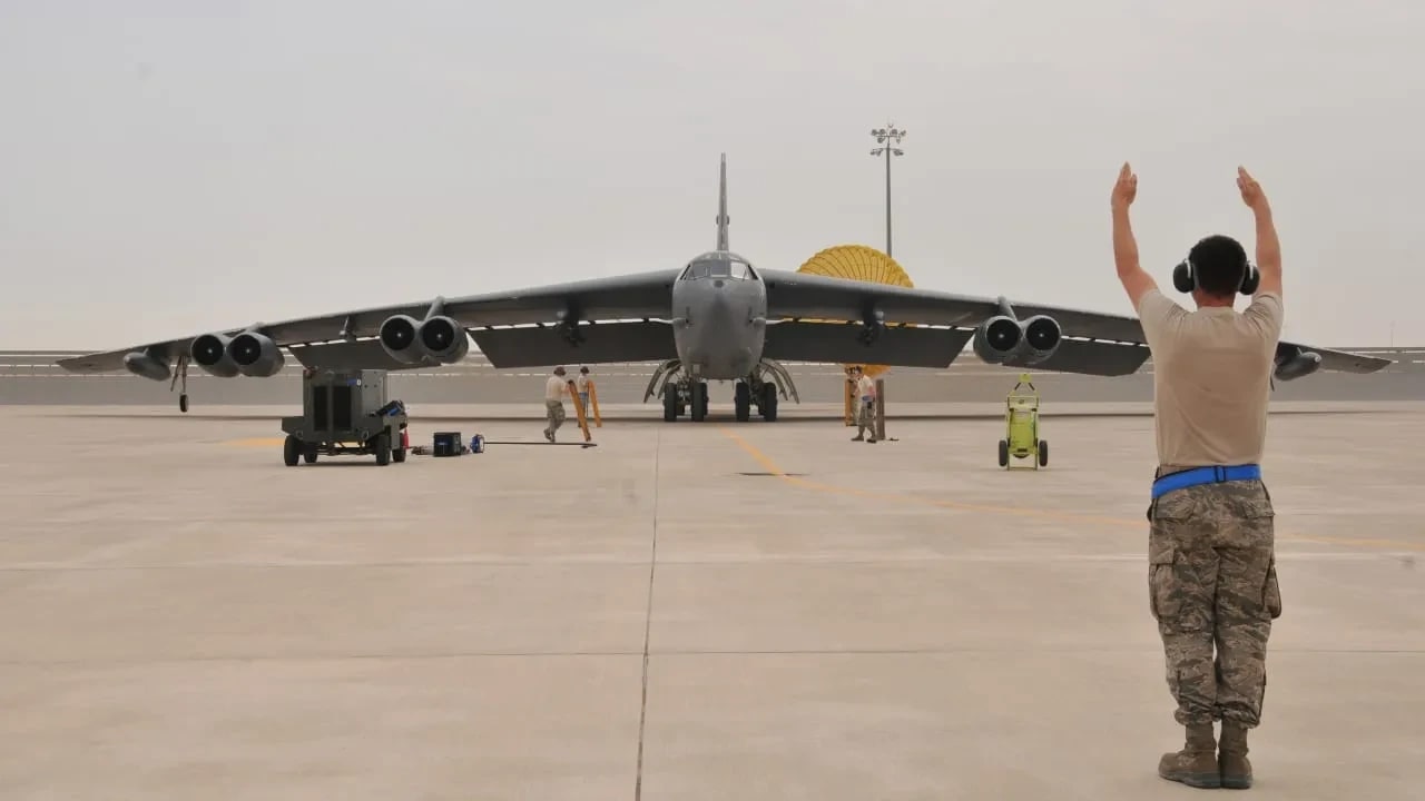 Un bombardero B-52 Stratofortress de la Fuerza Aérea de EE. UU. aterriza en la base aérea de Al Udeid, en Catar, el 9 de abril de 2016