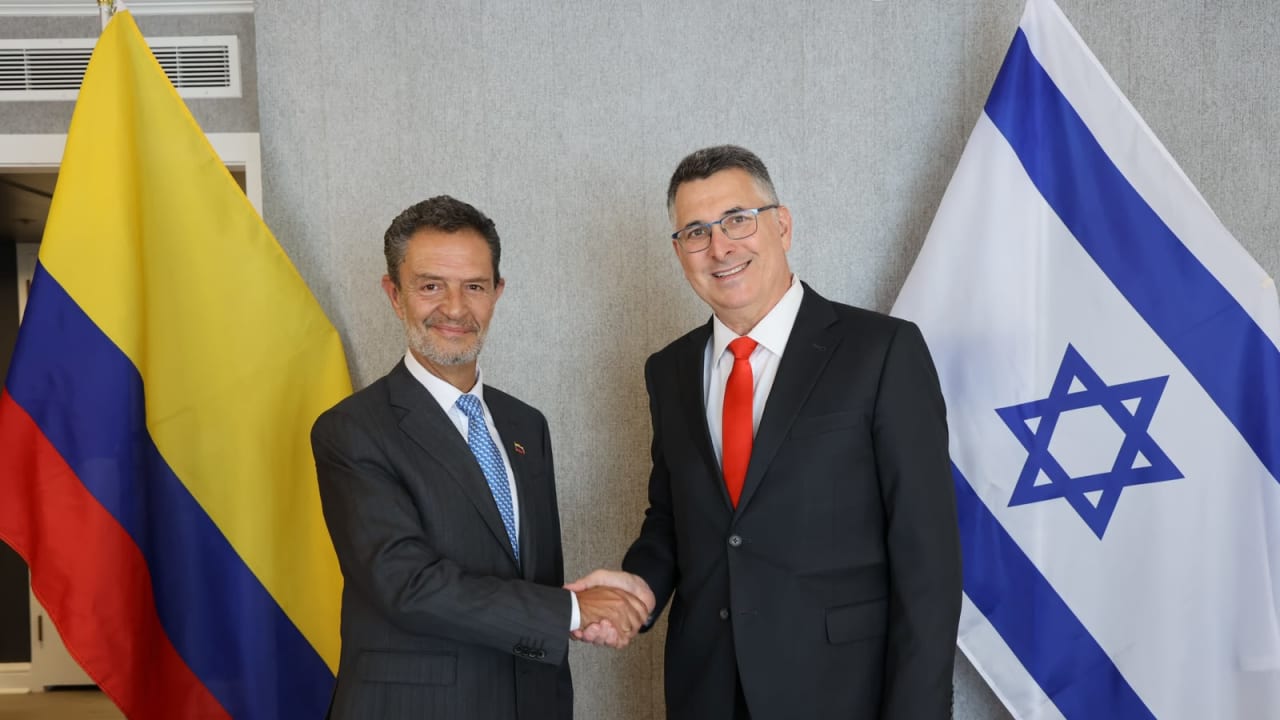 Colombia’s incoming foreign minister, Omar Bula Escobar (L), and Foreign Minister Gideon Sa'ar shake hands after agreeing to work to repair Israel and Colombia's relations.
